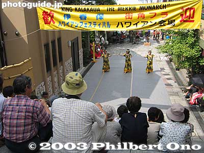 Ikaho is famous for the Stone Steps lined with shops. A section of it also served as a second hula stage during the day.
Keywords: gunma gumma shibukawa ikaho onsen spa hot spring hawaiian hula dance festival summer