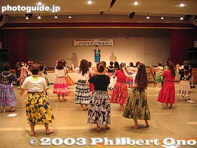 Hula workshops are also offered during the day at cost. A famous kumu hula teacher from Hawaii teaches the class.
Keywords: gunma gumma shibukawa ikaho onsen spa hot spring hawaiian hula dance festival summer