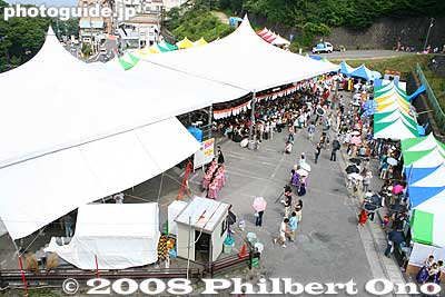The main venue has two large adjoining tents. The tent on the left covers the stage, and the one on the right covers the audience seats. The place is ringed by outdoor shops selling Hawaiian goods (mainly clothing).
Keywords: gunma gumma shibukawa ikaho onsen spa hawaiian hula festival