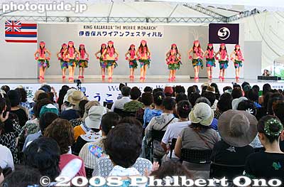 Every 4 minutes, a new group of hula dancers went on and performed on stage. This went on for four days 10 am to 6 pm (except on the first day when it started from 1 pm).
Keywords: gunma gumma shibukawa ikaho onsen spa hawaiian hula festival