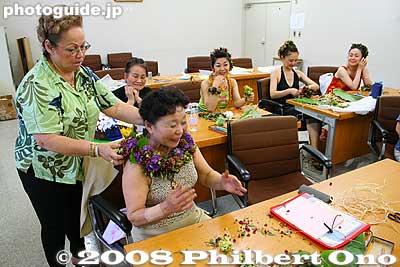 Aloha Dalire taught seminars in hula history, Hawaiian expression, and lei-making (pictured here). She brought a boxful of a'ali'i flowers for lei-making. All the students had heard of the flower, but it was the first time for them to see it.
Keywords: gunma gumma shibukawa ikaho onsen spa hawaiian hula festival seminar workshop lesson class