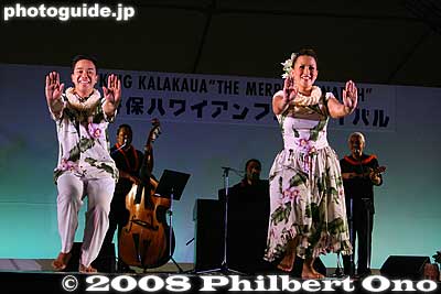 This was a song about paddling a canoe, I think.
Keywords: gunma gumma shibukawa ikaho onsen spa hawaiian hula festival dancers