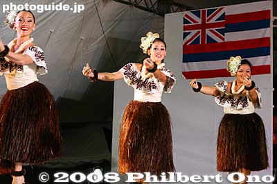 Many more [url=http://photoguide.jp/pix/thumbnails.php?album=696]photos of this show here.[/url]
Keywords: gunma gumma shibukawa ikaho onsen spa hawaiian hula festival dancers