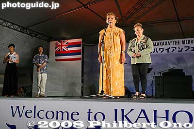 On the last day of the festival on Aug. 6, 2008, a closing ceremony was held at 8 pm before the prize drawing and Merrie Monarch Show. Luana Saiki-Kawelu gives a few words.
Keywords: gunma gumma shibukawa ikaho onsen spa hawaiian hula festival