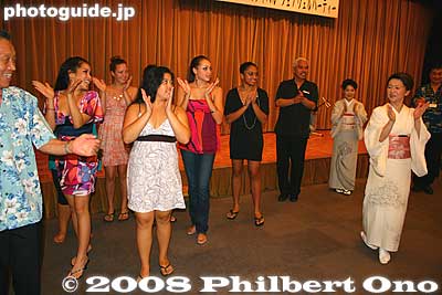 Members of Hula Halau 'O Kamuela try Japanese-style dancing during the farewell party.
Keywords: gunma gumma shibukawa ikaho onsen spa hawaiian hula festival