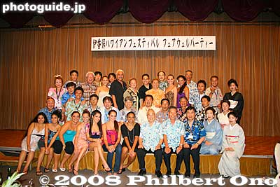 Group shot of the Hawaii gang and Ikaho Hawaiian Festival Committee.
Keywords: gunma gumma shibukawa ikaho onsen spa hawaiian hula festival