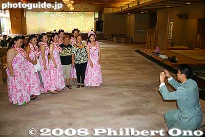 Hawaiian celebrities Aloha Dalire and Luana Kawelu pose with yet another group of Japanese hula dancers in a hotel lobby in Ikaho.
Keywords: gunma gumma shibukawa ikaho onsen spa hawaiian hula festival