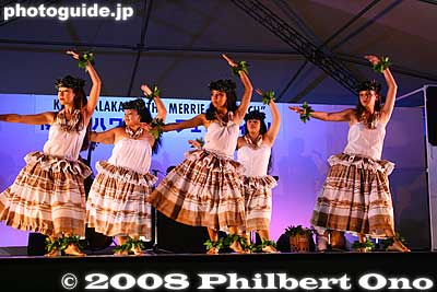 Hula Halau'O Kamuela from Oahu won the overall title at the 2008 Merrie Monarch Festival held in Hilo, Hawai'i. The overall winner is also invited to perform at Ikaho Spa's annual Hawaiian Festival held in August.
Keywords: gunma gumma shibukawa ikaho onsen spa hawaiian hula festival dancers women Hula Halau'O Kamuela stage performance