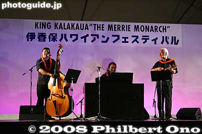 Music was provided by Puka on bass, Aaron Sala on keyboard and Kunewa Mook on ukulele.
Keywords: gunma gumma shibukawa ikaho onsen spa hawaiian hula festival dancers women Hula Halau'O Kamuela stage performance