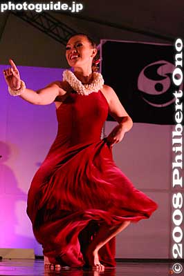 Māhealani Mika Hirao-Solem performs at Ikaho, Japan. She later became Miss Aloha Hula 2010. Shadows on her velvety gown look good.
Keywords: gunma gumma shibukawa ikaho onsen spa hawaiian hula festival dancers girls women Hula Halau'O Kamuela stage performance