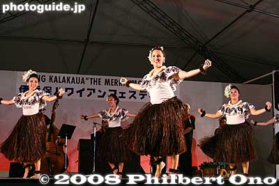 They use 'ili'ili stone castanets.
Keywords: gunma gumma shibukawa ikaho onsen spa hawaiian hula festival dancers girls women Hula Halau'O Kamuela stage performance