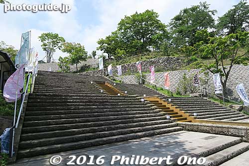 Ikaho's Stone Steps (Ishidan) go through the middle of the main part of Ikaho. Go up 365 steps to the top with a few breaks along the way. About 300 meters lined with shops and inns.
Keywords: gunma gumma shibukawa ikaho spa onsen hot spring