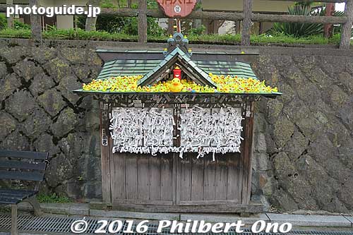 You can see the hot spring water gushing down under the Stone Steps. Not really a shrine.
Keywords: gunma gumma shibukawa ikaho spa onsen hot spring