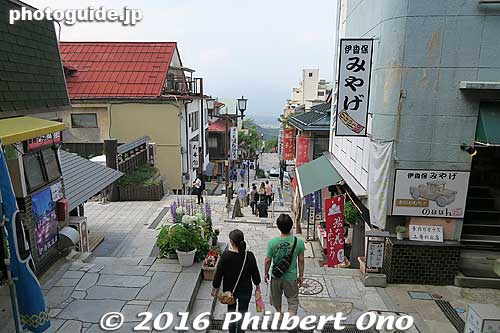 In Aug. 2004, along with other major onsen hot springs, Ikaho got caught in a major onsen scandal which started in Shirahone Onsen in Nagano. Onsen managers mixed in tap water and/or bath salts into the water and billed it as natural hot spring waters.
Some of Ikaho's major hot spring inns were also found to be adding bath salts or tap water to the hot spring water. Today, all onsen inns must display a certificate indicating the content of their water.
Keywords: gunma gumma shibukawa ikaho spa onsen hot spring