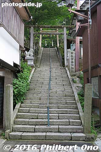 Approaching Ikaho Shrine at the top of the Stone Steps.
Keywords: gunma gumma shibukawa ikaho spa onsen hot spring