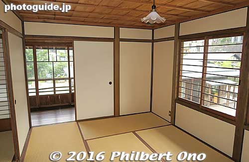 After Irwin bought the house, he fixed it up by reinforcing the walls against earthquakes with diagonal beams.
Keywords: gunma gumma shibukawa ikaho onsen spa hot spring robert irwin hawaiian minister summer house villa