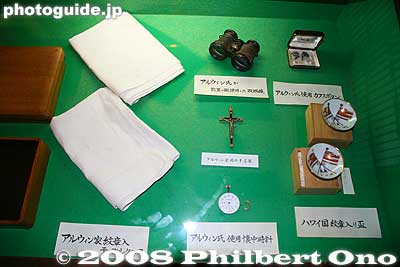 On the left are table cloths bearing Irwin's family crest. In the middle is Irwin's binoculars, cross, and watch. On the right are cuff links and cups with the Hawaiian flag.
Keywords: gunma gumma shibukawa ikaho onsen spa hot spring robert irwin hawaiian minister summer house