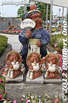 Tanuki raccoon dogs in front of Tatebayashi Station.
Keywords: gunma tatebayashi train station toby line tanuki