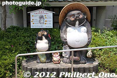 Even at the Morinji temple parking lot, tanuki statues.
Keywords: gunma tatebayashi morinji temple soto zen tanuki raccoon dog statue