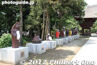 Tanuki statues on the left side of the Sando path to the Sanmon Gate.
Keywords: gunma tatebayashi morinji temple soto zen tanuki raccoon dog statue