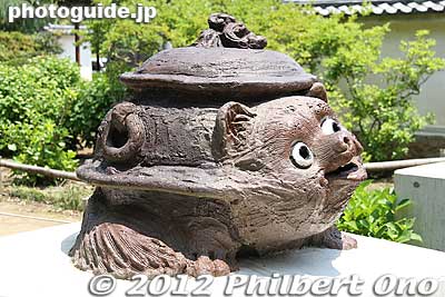 Keywords: gunma tatebayashi morinji temple soto zen tanuki raccoon dog statue bunbuku chagama folktale tea pot
