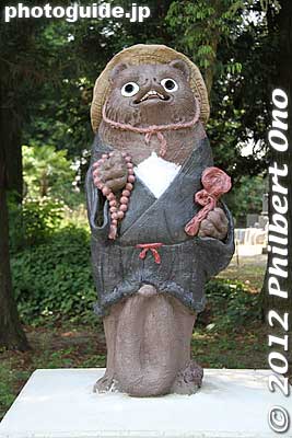 Tanuki raccoon dog statue at Morinji temple at Tatebayashi, Gunma Prefecture.
Keywords: gunma tatebayashi morinji temple soto zen tanuki raccoon dog statue japansculpture
