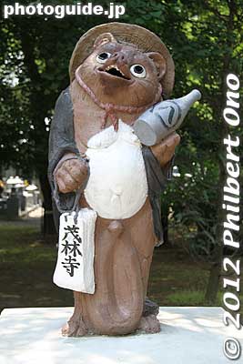 Shigaraki tanuki is said to bear Eight Lucky Omens (八相縁起). 1. The hat is protection from unexpected disasters...
Shigaraki tanuki is said to bear Eight Lucky Omens (八相縁起). 1. The hat is protection from unexpected disasters. 2. The smiling face is for affability, 3. The large eyes is for seeing the situation and making correct and considerate decisions, 4. The large belly is for being calm as well as bold, 5. A sake flask in the left hand for innate virtue, 6. An unpaid bill in the left hand symbolizes trust, 7. Large gonads between the legs which is the money bag for prosperity, and 8. A thick tail for reliability and stability no matter what.
Keywords: gunma tatebayashi morinji temple soto zen tanuki raccoon dog statue