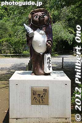 3. The large eyes is for seeing the situation and making correct and considerate decisions...
Keywords: gunma tatebayashi morinji temple soto zen tanuki raccoon dog statue