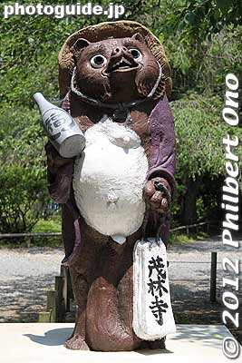4. The large belly is for being calm as well as bold...
Keywords: gunma tatebayashi morinji temple soto zen tanuki raccoon dog statue japansculpture japantemple