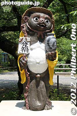  6. An unpaid bill in the left hand symbolizes trust...
Keywords: gunma tatebayashi morinji temple soto zen tanuki raccoon dog statue