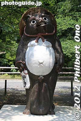 7. Large gonads between the legs which is the money bag for prosperity...
Keywords: gunma tatebayashi morinji temple soto zen tanuki raccoon dog statue