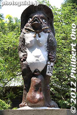 A giant Tanuki raccoon dog statue at Morinji temple at Tatebayashi, Gunma Prefecture. Donated by Tobu Railway in 1960.
Keywords: gunma tatebayashi morinji temple soto zen tanuki raccoon dog statue japansculpture
