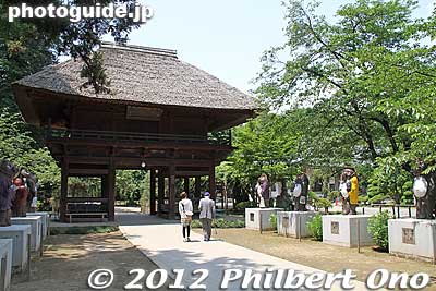 Sanmon Gate at Morinji temple. 山門
Keywords: gunma tatebayashi morinji temple soto zen thatched-roof