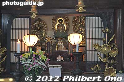 Morinji temple's Buddhist altar inside the Hondo Hall. The Shakanyorai (釈迦如来) or Gautama Buddha is worshipped. 本堂
Keywords: gunma tatebayashi morinji temple soto zen