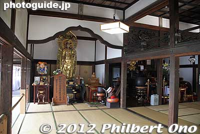 Morinji's Hondo hall also has statues of the temple founder Chief Priest Dairin Shotsu-Osho (大林正通大和尚) and longtime assistant Priest Shukaku-Osho (守鶴和尚).
Keywords: gunma tatebayashi morinji temple soto zen