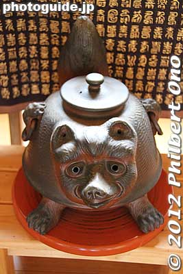 Keywords: gunma tatebayashi morinji temple soto zen tanuki raccoon dog statue bunbuku chagama folktale tea pot