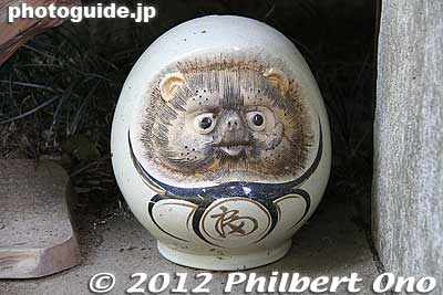 Daruma with a tanuki face.
Keywords: gunma tatebayashi morinji temple soto zen tanuki raccoon dog statue