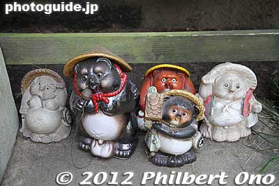 Tanuki statues at Shukaku-do.
Keywords: gunma tatebayashi morinji temple soto zen tanuki raccoon dog statue