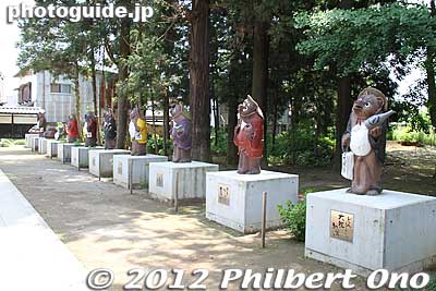 Also see my photos of [url=http://photoguide.jp/pix/thumbnails.php?album=330]Shigaraki tanuki in Shiga Prefecture here.[/url]
Keywords: gunma tatebayashi morinji temple soto zen tanuki raccoon dog statue
