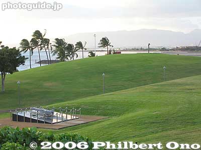 Ehime Maru Memorial in Kakaako Waterfront Park, Honolulu えひめ丸慰霊之碑
The memorial is on a slope with a good view of the ocean. It was indeed a suitable place for such a memorial. 
Keywords: hawaii honolulu ehime maru
