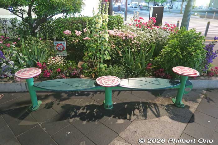 Park bench and tables with a rose design in front of Fukuyama Castle.
Keywords: Hiroshima Hiroshima fukuyama roses