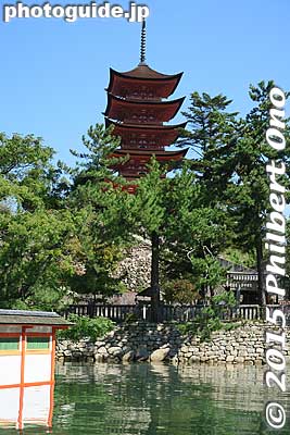Five-story Pagoda on land overlooks the floating shrine.
Keywords: hiroshima hatsukaichi miyajima Itsukushima shrine