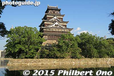 The moat and walls are quite expansive.
Keywords: Hiroshima Castle