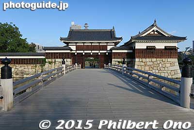 In 1994, this gate and a yagura turret in the ninomaru were re-constructed out of wood.
Keywords: Hiroshima Castle