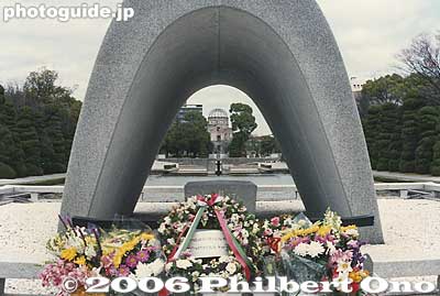 One of the Japan's best-designed memorials.
Keywords: hiroshima peace memorial park atomic bomb cenotaph