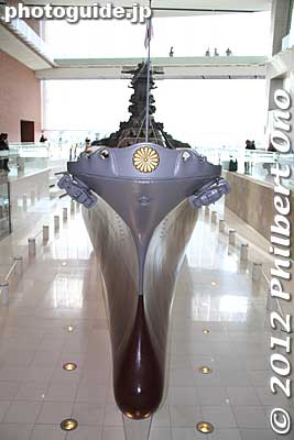 Battleship Yamato has an Imperial chrysanthemum crest on the bow. This was one of the things which helped to identify the wreck on the sea bottom.
Keywords: hiroshima kure battleship yamato museum maritime boat japandesign