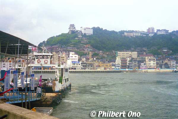 On Mukaishima island, the ferry to Onomichi. Onomichi Castle can be seen across the water.
Keywords: hiroshima onomichi castle