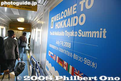 New Chitose Airport, Hokkaido's main gateway, is the first place you see G8 Hokkaido Toyako Summit Welcome signs as we get off the plane.
Keywords: hokkaido new chitose airport G8 toyako summit deplane welcome sign