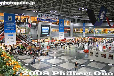 New Chitose Airport's Central Plaza
Keywords: hokkaido new chitose airport G8 toyako summit welcome sign terminal building