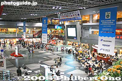 New Chitose Airport's Central Plaza
Keywords: hokkaido new chitose airport G8 toyako summit welcome sign terminal building
